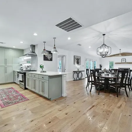 Stylish Downtown Gem - Sleeps 8 - Fire Pit - Ensuite Baths